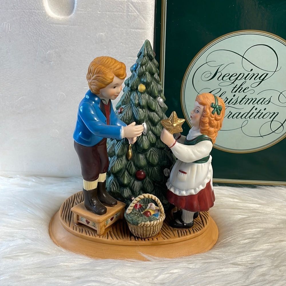 Avon Vintage 1982 Porcelain Christmas Collectible, Christmas Memories Series